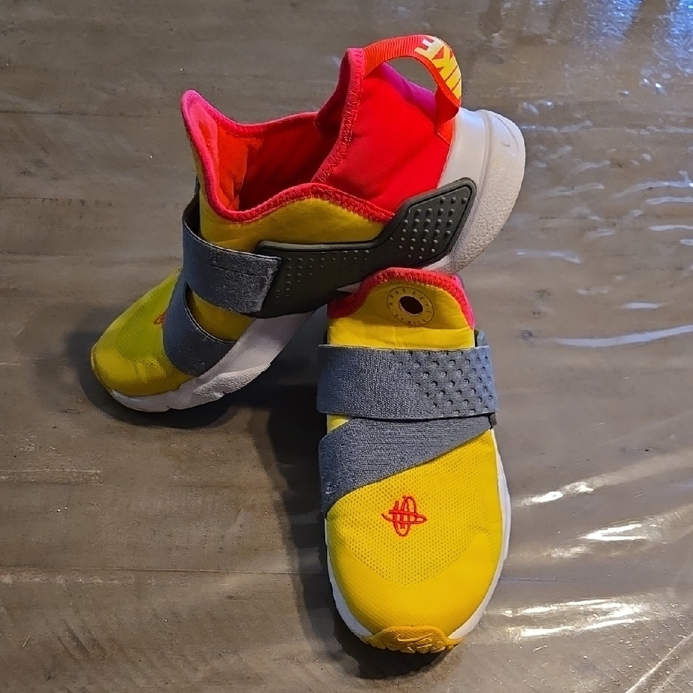 🔥2/$12🔥HUARACHE by NIKE Kids Yellow and Pink Shoes